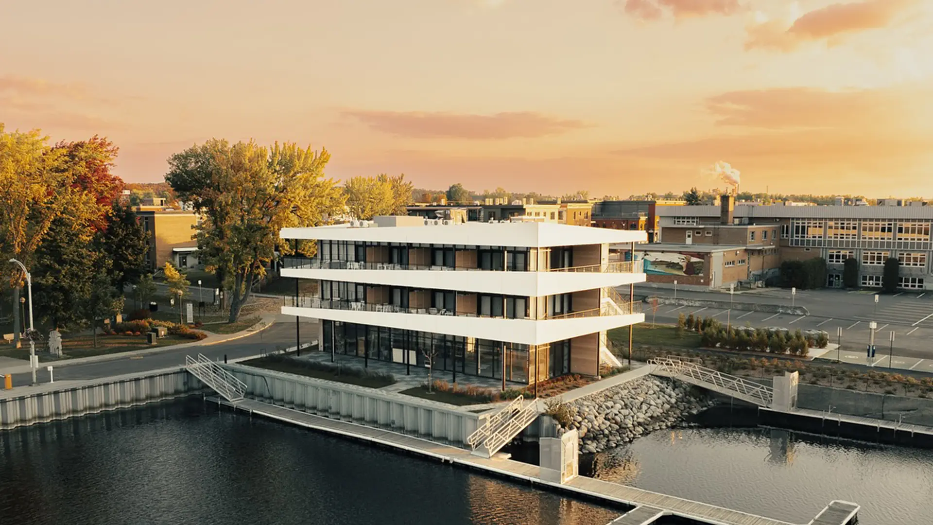 La Capitainerie au bord de la marina de Lac-Mégantic