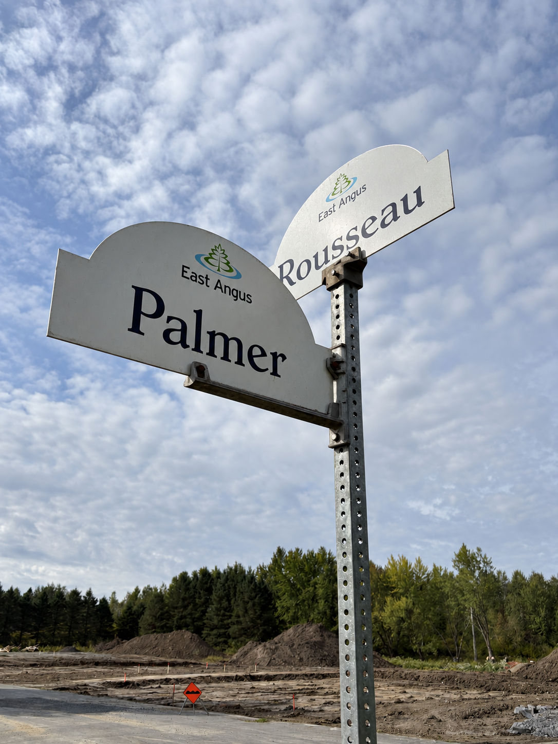 Panneaux des rues Palmer et Rousseau devant le chantier