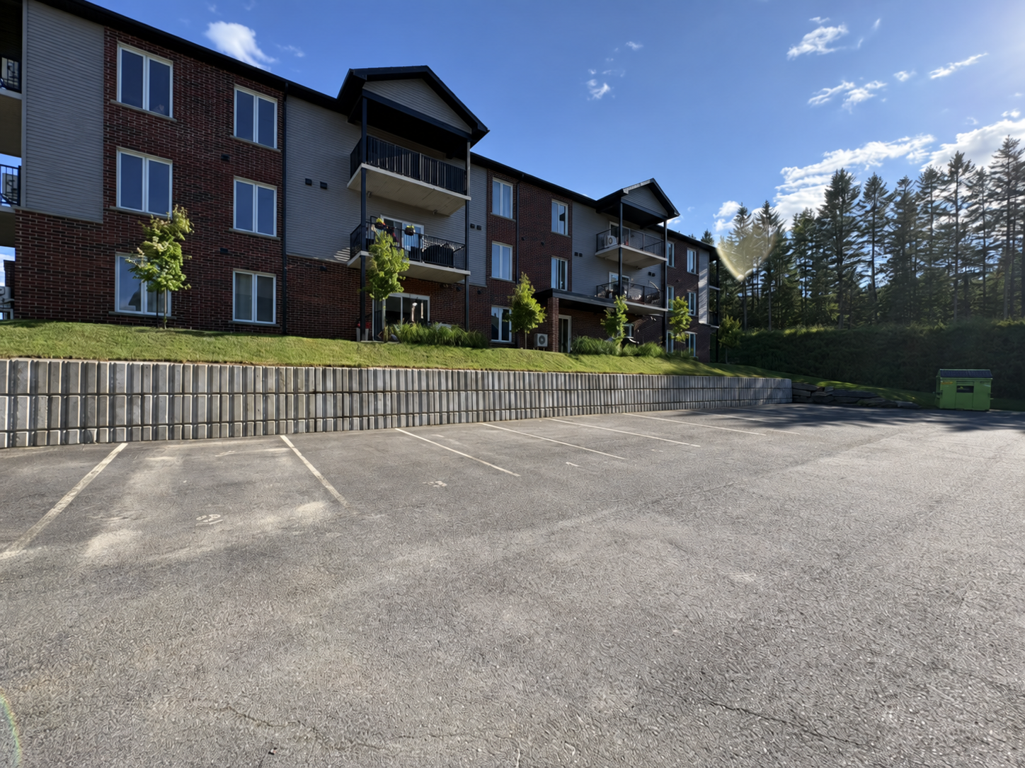 Immeuble résidentiel et stationnement du projet Rue Gauley à East Angus